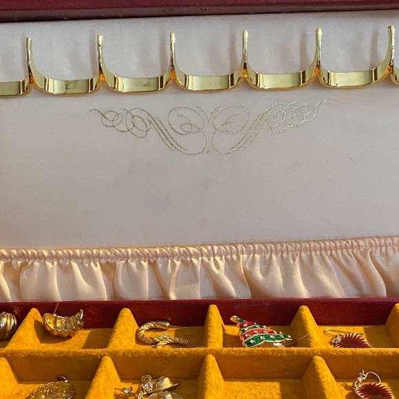 Elegant Red Jewelry Box. Vintage 1960’s - Picture 3 of 16